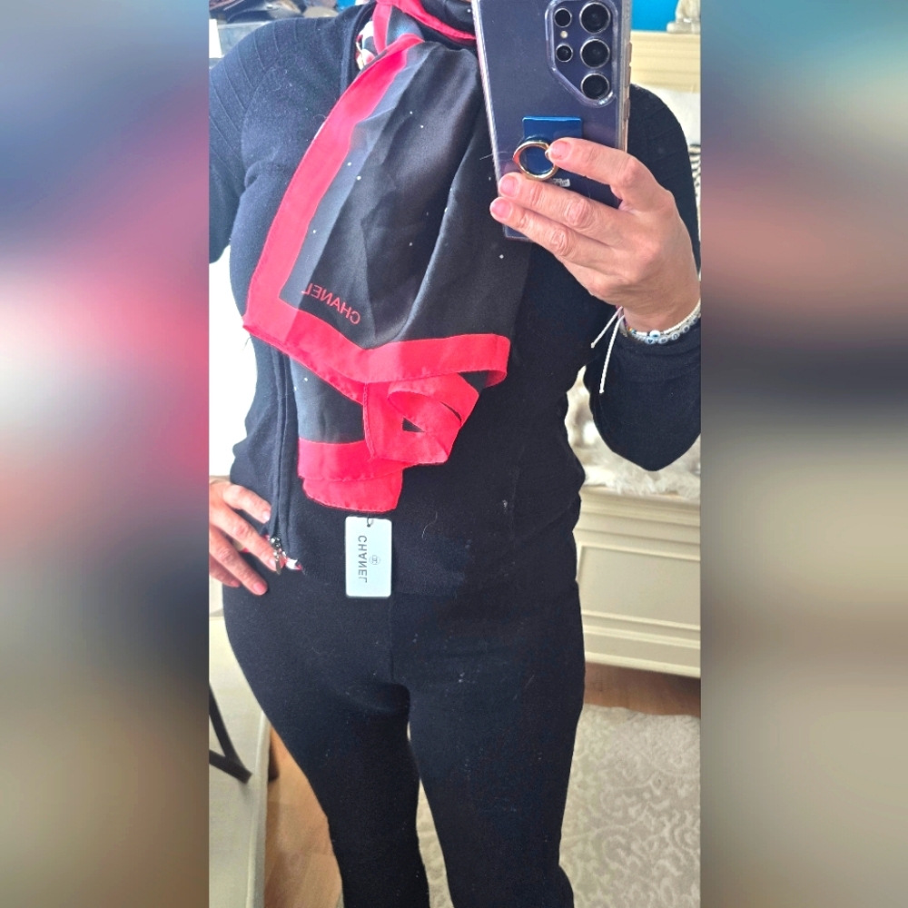 CHANEL Black and Red Scarf - Picture 8 of 17